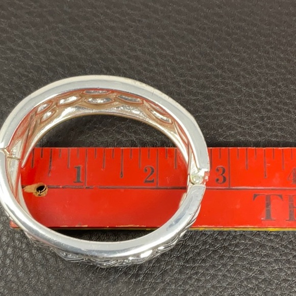 Vintage heavy thick silver tone basket weave spring closure bracelet - Picture 7 of 7